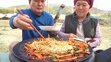 韩国普通家庭一顿饭，试吃特色汤面，两人吃的真香啊！