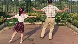 小女孩和外公一起跳广场舞，不知不觉就让人看呆了眼