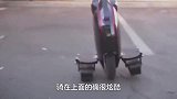 平衡车装上这两把刷子，就能平稳往前走，原来是这样的原理！