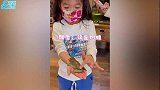 女汉子！章子怡5岁女儿与蛇亲密接触，摸蜥蜴表情超淡定