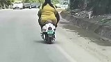 这小摩托，骑着太有安全感了