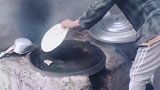 婆婆在家里烙饼，盖上锅盖我都看懵了，是在玩俄罗斯套娃吗