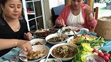 泰国少妇跟朋友聚餐，一桌子硬菜吃的真丰盛