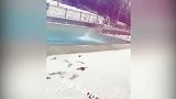 篮球-17年-老鹰新秀雪天跳冰冷泳池 赌赢400美金称钱好赚-专题