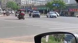 轿车路口出故障，车轮内八令车主不解