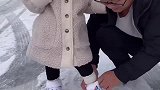 爸爸带娃刚下完雪路太滑，我没让她出去，她爸说没事他有招
