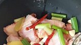 电饭煲黄焖鸡，一个电饭煲就能搞定，味道超级棒！