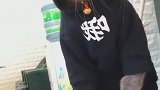 猫：天又不冷，给我穿这么多衣服干啥！