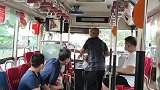 疑因未赶上车 男子打车拦停公交殴打司机