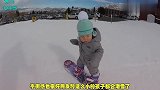 2岁小萌娃第一次滑雪,爸爸一声令下,宝宝的反应看愣了