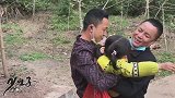 吃完火锅串串转移阵地，三兄弟跑去大山里砍柴，呼吸新鲜空气