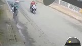 自行车上带长棍，摩托小伙好无辜