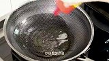 满肚子全是膏的小鱿鱼做法很讲究，原汁原味非常简单小鱿鱼烧雪菜