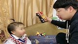 女儿跟爸爸偷吃了火龙果，脸上还有痕迹，却告诉妈妈没看见火龙果