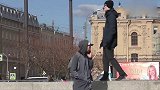 国外爆笑街头恶搞，盲人胡乱行走在大街上，路人反应太搞笑了