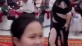 舞蹈老师怀孕5个月,在朋友聚会大方展示肚皮舞，看得人大气不敢喘啊