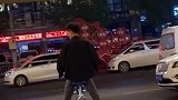 长得高，可以这样骑自行车了