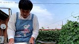 农家院里真热闹，煮一大锅饺子，喝着小酒，边吃边聊真热闹