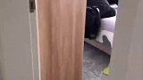 女子不让老公穿外套裤子上床
