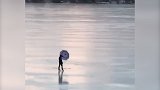 美国小伙独自撑伞在湖面乘风滑冰 许仙白娘子都要羡慕你