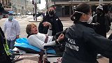 七旬亚裔老人在美被袭击后愤而反抗 结果袭击者被抬上担架