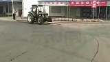拖拉机运输电线杆，还得是农民工有办法