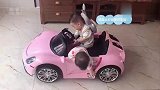 龙凤胎宝宝一起玩小汽车,两个人相处的真和谐,这画面太逗了