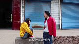 二货用转账铃声装B，不料手机坏了一直响，路人拿她当猴看，真逗