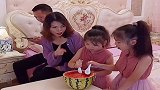 妈妈一勺挖走女儿西瓜，不料却被老公抢走，真是太惨了！