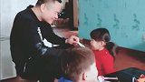 自从有了小女儿后，儿子便成了这待遇，这样的老公要不要休了他