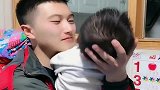 俩月没见的舅舅，看到小外甥就各种蹂躏，幸好妈妈及时救场！