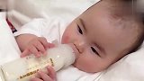 3个月宝宝自己抱着奶瓶喝奶，接下来嘴巴吧唧吧唧真香啊