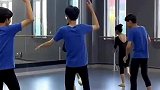 高一新生跳民族舞像在打太极，看到老师又开始手足无措