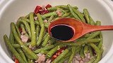 超简单下饭的干煸豆角，我家一周五次吃不够，美味嘎嘎香。