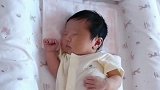 小宝宝睡得可真香啊，怀念当时小的时候了，恕我直言被宝宝萌翻了