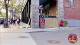 国外爆笑街头恶搞：熊孩子抢包后，竟飞檐走壁攀上高楼
