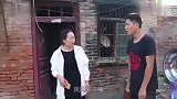 父亲去世继母霸占所有财产，就给儿子一包烟，打开烟盒儿子感动了