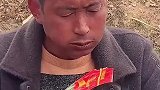 农民工大叔为了省钱，在工地上吃馒头加调料