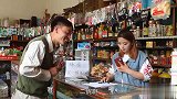 美女卖桶面搞活动，前提是先把巨型桶面吃完，真是太搞笑了