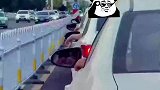 男人等红灯时的默契，不约而同开窗晾手