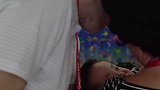 外国父母来领养孤儿，足足等了一下午，看孩子不哭了才抱走的