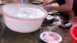 母鸡好奇凑近看热闹，下一秒被主人给压住拔毛