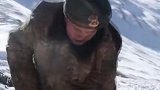 高原官兵在零下38℃酷寒雪原凿冰取水，冰渣击打着脸颊