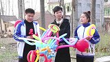 童年短剧：黑妞和小伙伴用瓶子和鞋，换棒棒糖和小狗气球，真好看