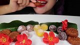 小姐姐吃的小点心看起来超级好吃呀，吃起来甜甜蜜蜜口感超级赞