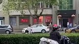 路边店铺砰砰响，吸引过路群众停车驻足