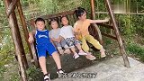 被孩子们笑容暖化 4萌娃玩超大摇摇椅 每个都笑的天真无邪