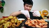 韩国花猪小哥吃白灼虾和香酥炸虾，美味！