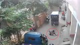 印度一女子走路时专注打电话，不慎踩空掉入敞口井中