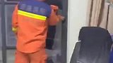 女孩趁女店员转身空隙拿走柜台上的手机从容离开